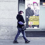 Una mujer de rasgos asiáticos pasea con una mascarilla por una calle de Madrid tras el incremento de casos de coronavirus en la Comunidad de Madrid
