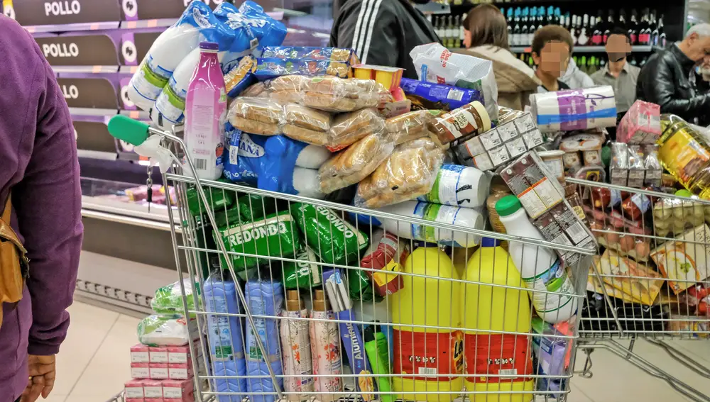 Un cliente realiza la compra en un supermercado un día marcado por colas de gente deseosas de hacer acopio de alimentos y otros productos debido al avance del coronavirus en España, en Madrid (España), a 10 de marzo de 2020.