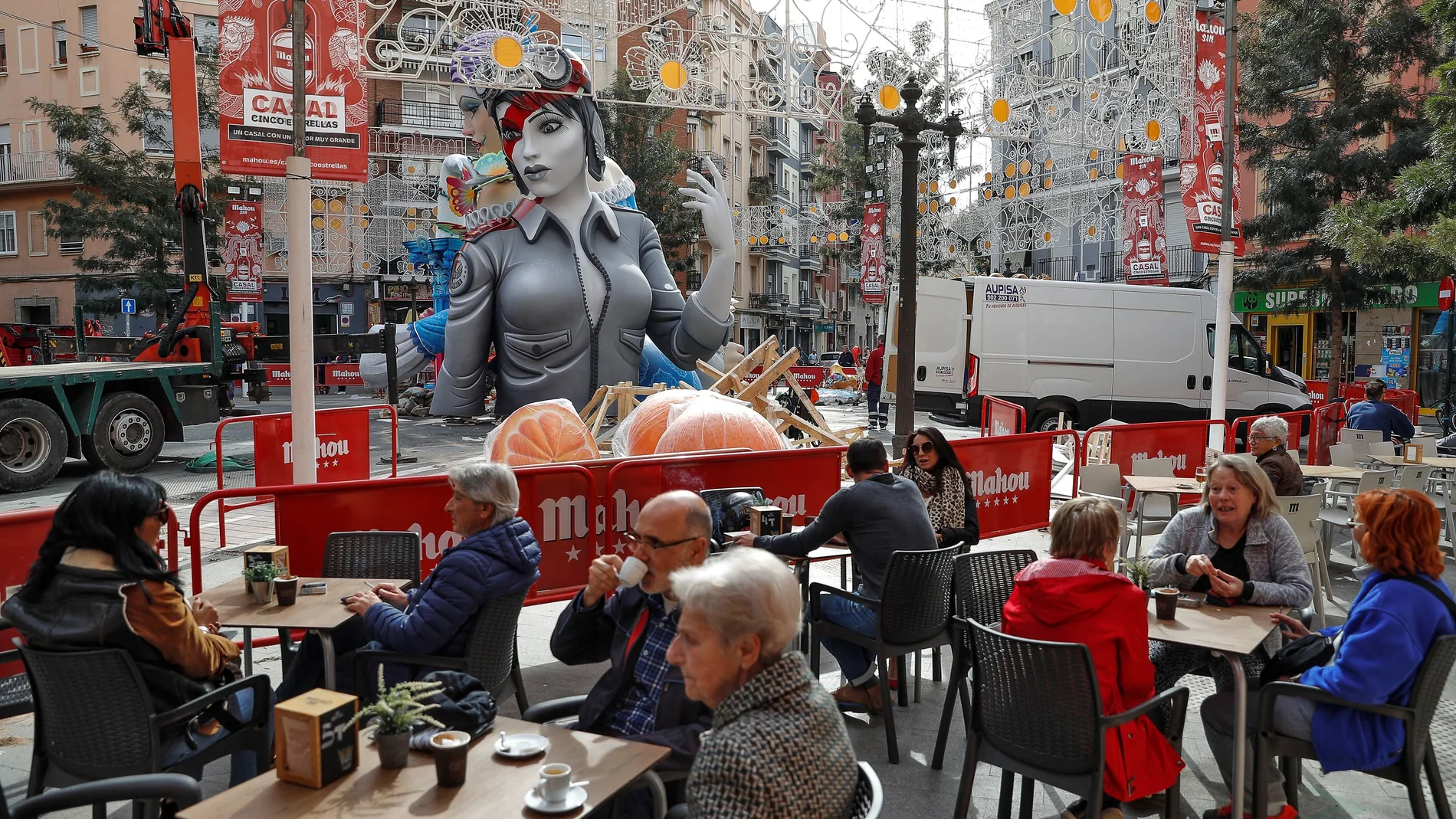 Las Fallas comienzan a tomar las calles de la ciudad