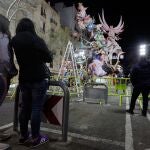 El presidente de la Generalitat, Ximo Puig, anunció ayer martes que se aplazan las Fallas de Valencia. En la imagen, unos jóvenes observan una falla a medio montar hoy en Valencia.