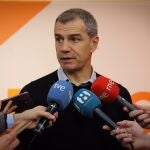 El líder de Cs en la Comunitat, Toni Cantó, atiende a los medios antes de un desayuno informativo