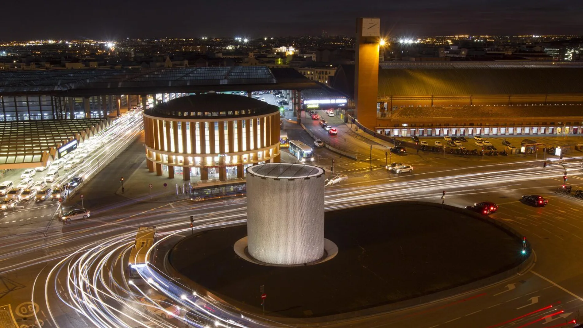 El monumento permanecerá iluminado a partir de hoy con luces cálidas, mientras que cada 11 de marzo resplandecerá con luz azul