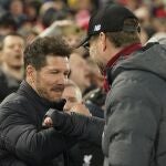 Klopp choca el brazo con Simeone