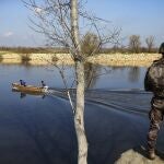 Un soldado de las fuerzas especiales turcas vigila cerca de la frontera con Grecia