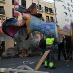 Operarios comienzan a desmontar la falla de El Pilar