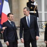 Paris (France), 11/03/2020.- Spain's King Felipe VI and Queen Letizia leave the Elysee Palace after a lunch with French President Emmanuel Macron and his wife Brigitte Macron ahead of the national ceremony to pay tribute to the victims of terrorism in Paris, France, 11 March 2020. (Terrorismo, Francia, España) EFE/EPA/JULIEN DE ROSA