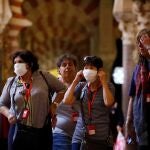 Turistas con mascarillas en el interior de la Mezquita