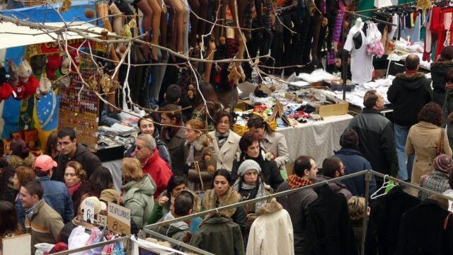 El Rastro, en plena actividad durante el domingo