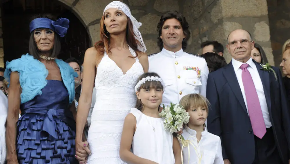 TOÑO SANCHIS Y LORENA ROMERO, con los padrinos de su boda.