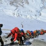 Clientes de expediciones comerciales ascienden por cuerdas fijas en dirección al campo 4 por la cara sur del Everest en 2019
