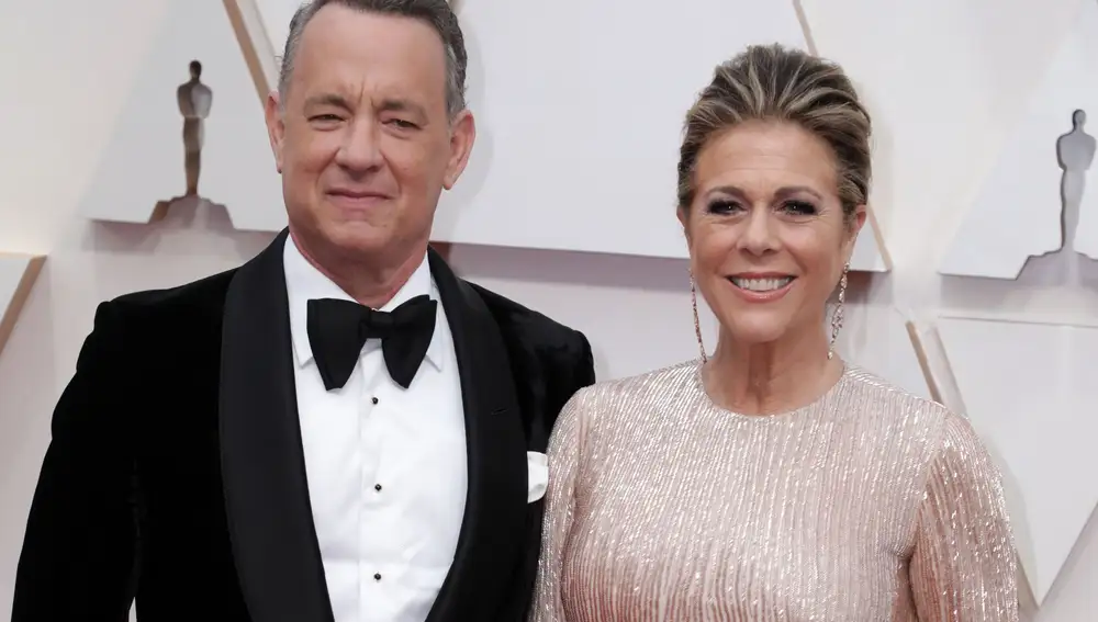 Fotografía de archivo del 9 de febrero de 2020 que muestra al actor Tom Hanks junto a su esposa, Rita Wilson (d), en la alfombra roja de la 92a ceremonia anual de los Premios de la Academia este domingo, en el Teatro Dolby de Hollywood, California (EE.UU.). Hanks confirmó este miércoles que tanto él como su esposa han dado positivo al realizarse la prueba del coronavirus, después de sentir varios síntomas durante un viaje por Australia. EFE/ Emilio Flores