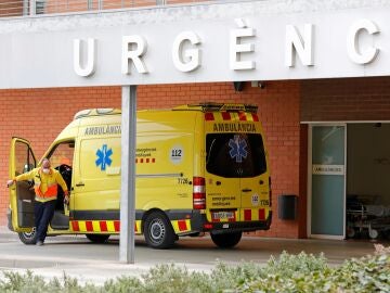 Una ambulancia ante la puerta de urgencias del Hospital de Igualada (Barcelona).