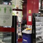 Los comercios que no cierran en Valladolid recomiendan a sus clientes guardar la distancia de seguridad