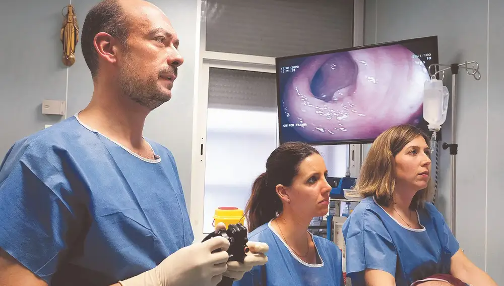 En la imagen, profesionales de la salud realizan una colonoscopia