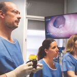En la imagen, profesionales de la salud realizan una colonoscopia