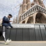 La Junta Constructora de la Sagrada Familia de Barcelona ha decidido paralizar las obras de construcción del templo y suspender las visitas al mismo a partir del viernes pasado.