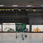 Estantes vacíos en un supermercado