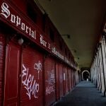 Comercios cerrados en la Plaza Mayor de Madrid tras decretarse el estado de alarma