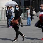 Algunas personas se protegen con mascarillas