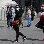 Algunas personas se protegen con mascarillas