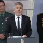GRAF7343. MADRID, 15/03/2020.- Imagen de televisión del ministros del Interior, Fernando Grande-Marlaska (c), durante la rueda de prensa sobre el coronavirus ofrecida este domingo desde el Palacio de La Moncloa, en Madrid. El gobierno ha destacado el comportamiento de los ciudadanos en la lucha contra la pandemia que ya ha provocado cerca de 300 muertos en España. EFE/EFE-TV