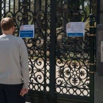 Un transeúnte se detiene para leer un cartel colgado en una de las entradas del Retiro, cerrado tras la entrada en vigor del Estado de Alarma, en Madrid (España) a 15 de marzo de 2020.15 DE MARZO;MADRID;COMUNIDAD DE MADRID;ESTADO DE ALARMA;CALLES VACÍAS;PARQUES;EL RETIRO14/03/2020