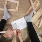 Raquel Miralles nos cuenta que aprovecha el encierro para montar muebles de Ikea. Se la ve entretenida.