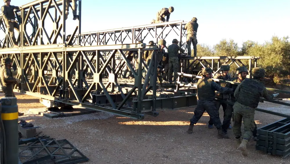 Ingenieros levantando un puente