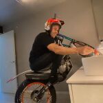 El campeón del mundo de trial, con su moto en su domicilio