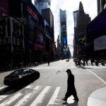 Un hombre camina por Times Square, en Nueva Ypork