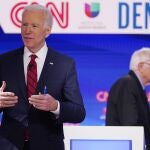 Bernie Sanders, detrás, y Joe Biden, delante