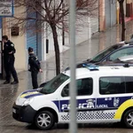 Dos policías locales de Burjassot, Valencia, recorren este martes la población para comprobar que no haya establecimientos no autorizados abiertos al público durante la tercera jornada en estado de alarma por el coronavirus