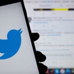 Logo de Twitter en una pantalla de teléfono móvil
