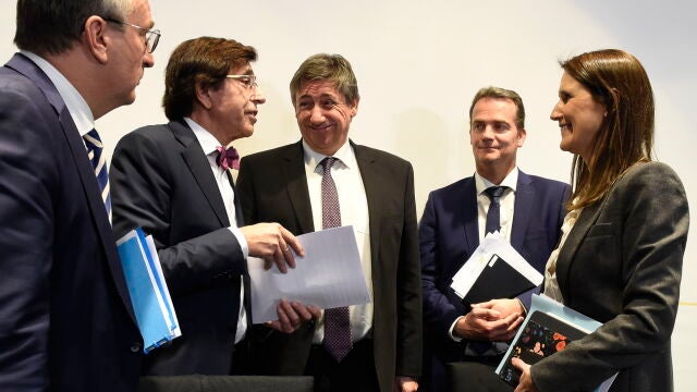 La primera ministra belga, Sophie Wilmès, junto a los líderes políticos de Flandes y Valonia/EFE