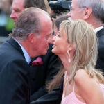 El Rey D Juan Carlos saluda a Corinna Zu Sayn - Wittgenstein en Barcelona en 2006