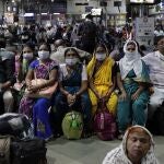 Una familia espera en una estación de Bombai