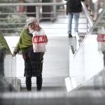 Un mendigo pasea por una vacía Estación de Atocha en el segundo día laborable del estado de alarma por el coronavirus en Madrid, el pasado 17 de marzo
