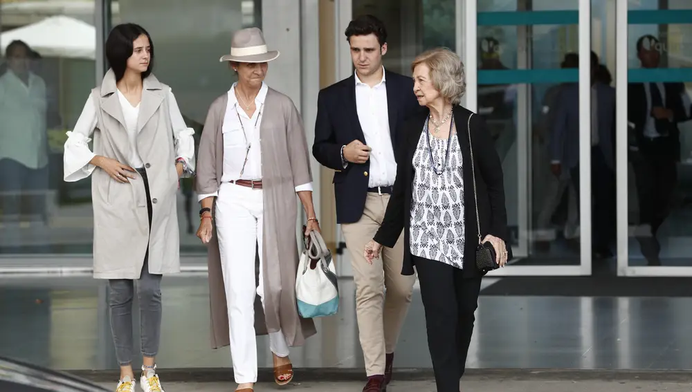 Infanta Elena de Borbón, Victoria Federica y Felipe Juan Froilan con la Reina Sofia, en 2019.