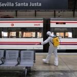 La UME desinfecta Santa Justa