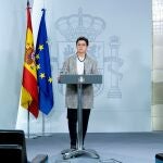 AMPLIACIÓN PIE DE FOTO - GRAF8901. MADRID, 18/03/2020.- La ministra de Exteriores, Arancha González Laya (c), el director general de Españoles en el Exterior y de Asuntos Consulares y Migratorios, Juan Duarte, y la secretaria de Cooperación, Ángeles Moreno, ofrecen una rueda de prensa telemática desde la sede de Exteriores en la que hicieron un llamamiento a la calma dirigido a los españoles que se encuentran en el exterior y quieren regresar a España, y ha asegurado que ninguno de ellos se quedará atrás. EFE/Pool Moncloa/Borja Puig de la Bellacasa