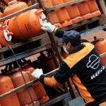 Un butanero coge una bombona de butano