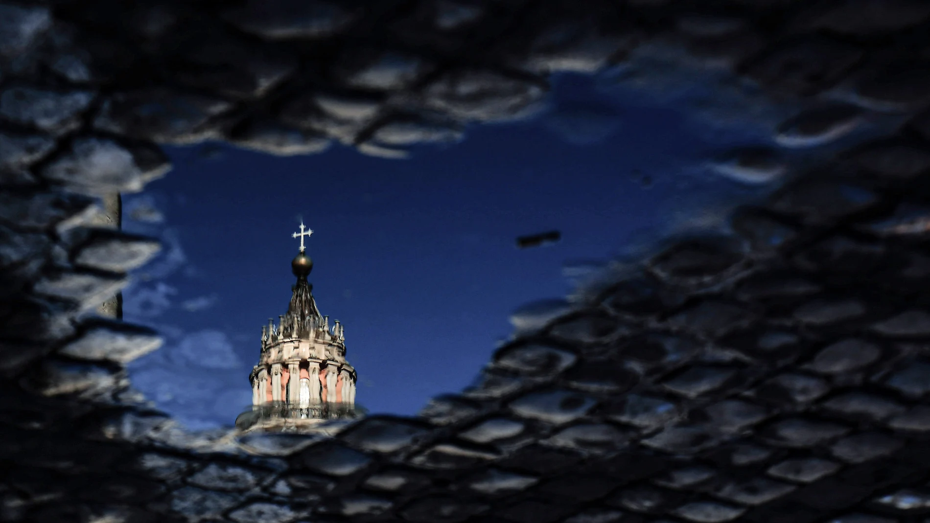 La cruz de la cúpula del Vaticano reflejada en el agua11/03/2020 ONLY FOR USE IN SPAIN