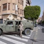 Un militar del Ejército del Aire, ayer, en Murcia