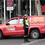 Un militar de la UME vigila los juzgados madrileños de Plaza Castilla