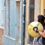 Varios músicos tocan a las puertas de sus casa en el barrio de Benimaclet de Valéncia convocados, en toda la Comunitat Valenciana, este jueves, día de San José, a interpretar dos pasodobles que estarían sonando por todas las calles si el coronavirus no hubiera truncado las Fallas: "Paquito el chocolatero" y "Amparito Roca". EFE/Kai Foersterling