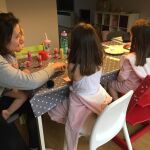 María del Moral (i), au pair en Reino Unido, cuida de tres niñas desde hace un año