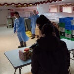 Voluntarios de San Juan de Dios atienden a las personas sin hogar allí refugiadas las 24 horas por el coronavirus