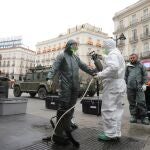 La Unidad Militar de Emergencias (UME) desinfecta la madrileña Puerta del Sol el viernes/EFE
