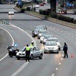 Agentes vigilan la A-1 en Madrid ayer para evitar que ciudadanos se trasladen a otros puntos de España o se muevan sin cumplir los requisitos permitidos / Rubén Mondelo