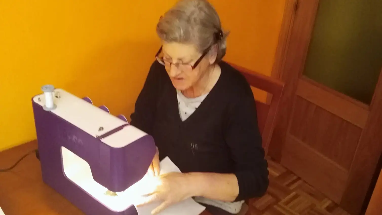 Toñi cose en un su casa, a un ritmo de 100 mascarillas al día